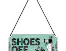 Μεταλλική κρεμαστή ταμπέλα Achtung Shoes Off 10Χ20εκ.